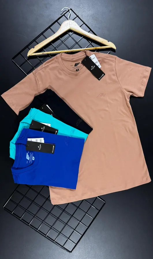Camiseta gola redonda bege no cabide com outras cores ao lado