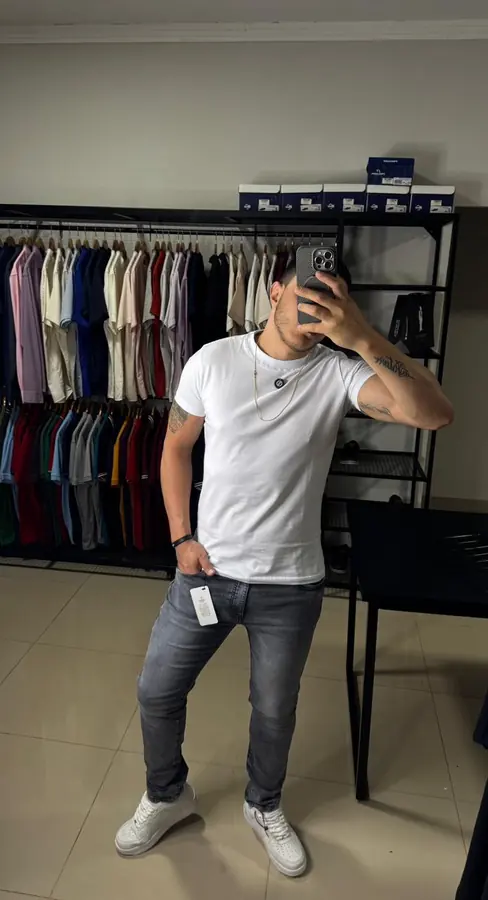 Calça jeans cinza com camiseta branca