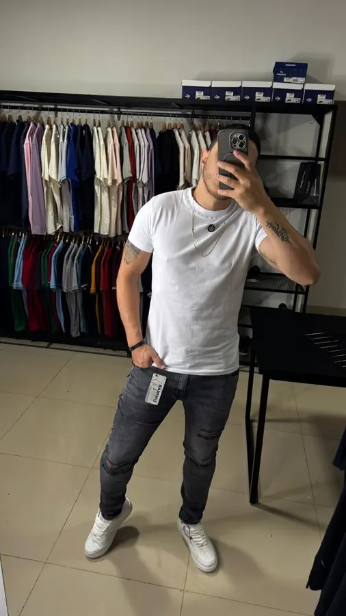 Calça jeans escura destroyed com camiseta branca