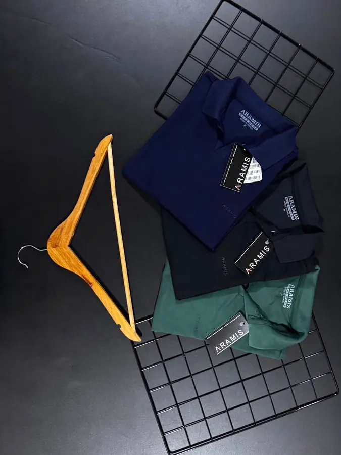 Camisas gola polo nas cores marinho, preto e verde