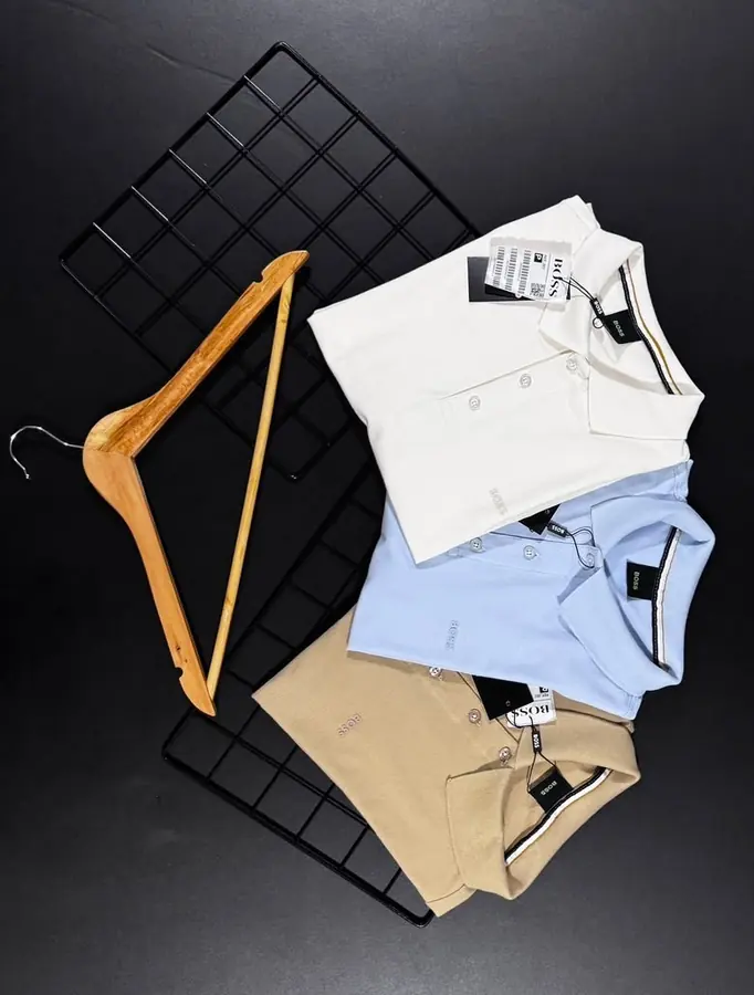 Camisas gola polo branca, azul claro e bege